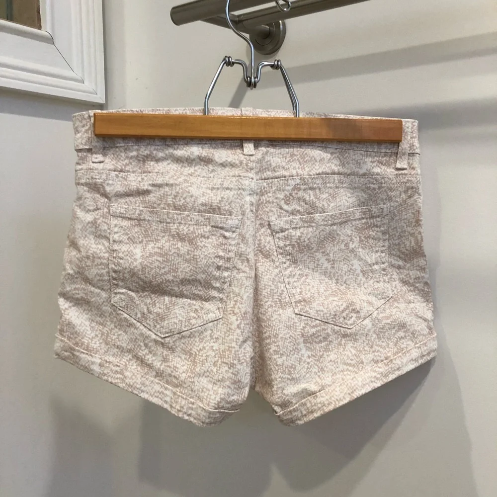 Twill Pattern Mid Rise Shorts - Picture 2 of 6